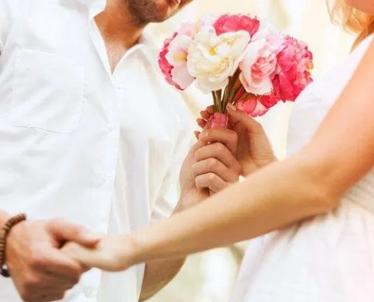Prezent walentynkowy dla mężczyzny – nietypowy czy typowy? kwiaty jako prezent dla mężczyzny